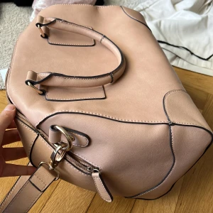 Väska - Begagnat skick,  Ljusrosa/ ljusbeige.  Fin väska och rymlig 