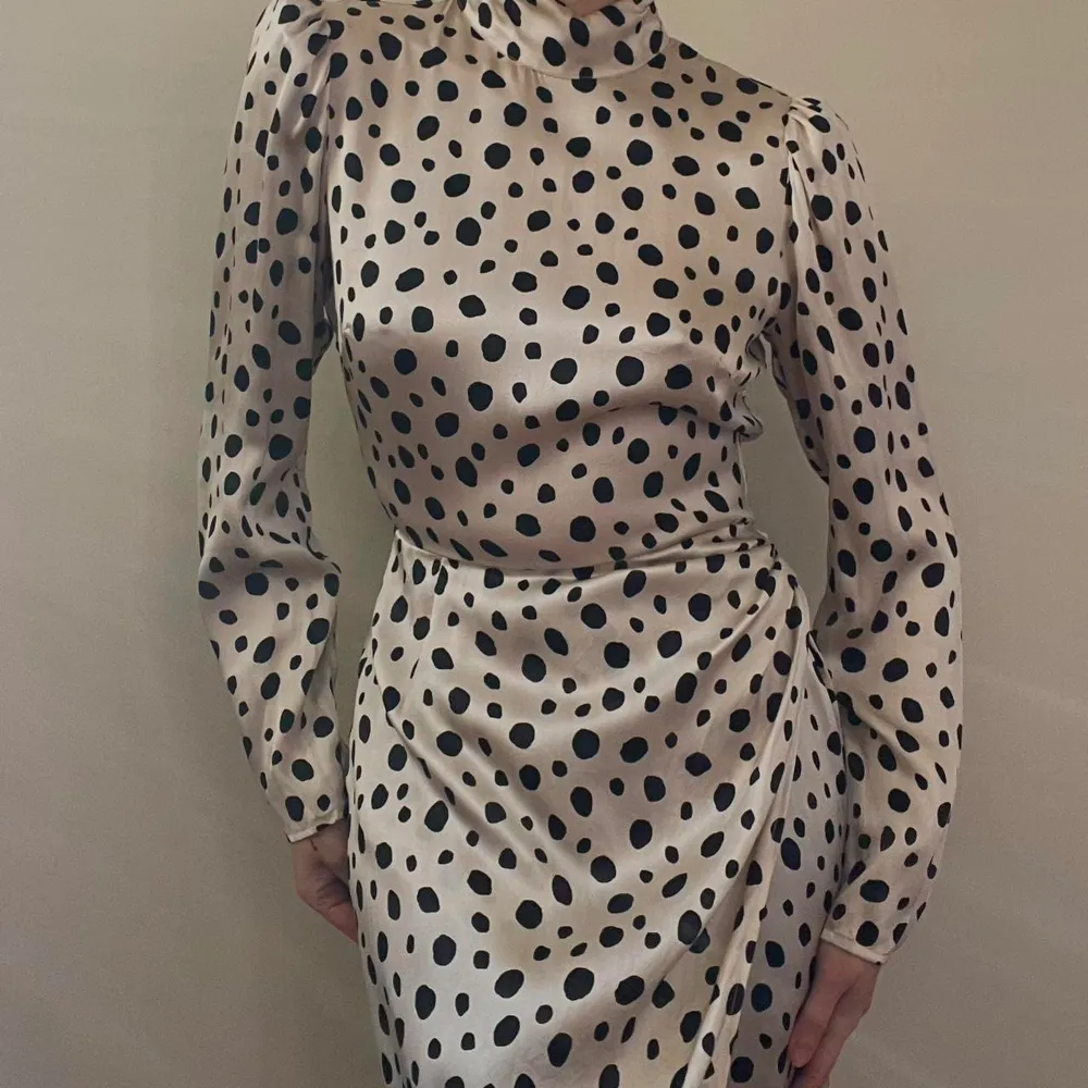 Preloved Reformation Silk Dress  Watercolor Dotted Black Print on Beige Silk  100% Silk  Open Back Slit, Side Front Slit  Excellent Condition. Klänningar.