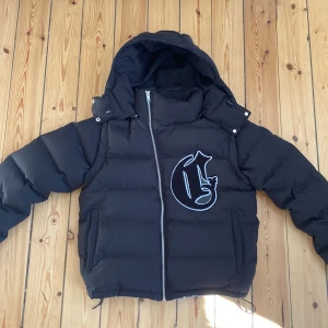 Corvidae jacka  - Corvidae jacka i storlek M. Använd fåtal gånger, skicket är som ny. Den har avtagbara armar och luva. 