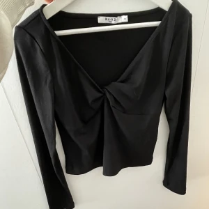 Nakd topp - Nakd topp, aldrig använd! Passar till vardags och till finare tillfällen. Storlek M men passar S. Klicka på köp nu🖤🖤