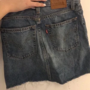 Levis kjol - Original pris 649 kr, jag säljer för 100kr. Smickrar benen och rumpan på ett väldigt fint sätt. Använt ca 2 gånger , kan mötas upp eller frakta 