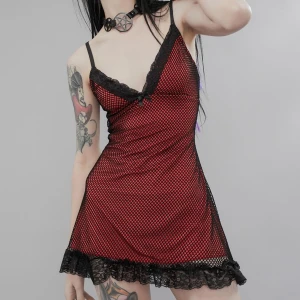 Röd fishnet klänning - Livets sötaste röda klänning med fishnet över. En solklar favorit men som tyvärr inte blir använd då bysten än en gång är för liten för mig.. så den förtjänar ett bättre hem