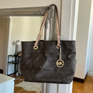 Lego tote bag från mk - Väska köpt i nyc, perfekt vardags väska till skolan eller jobb. Banden är lite slitna. Köpt för ungefär 2500kr