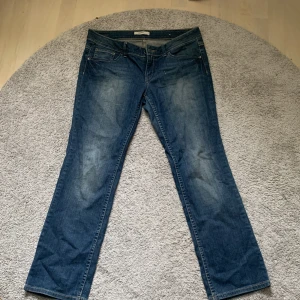 Lågmidjade jeans  - Säljer dessa jättefina lågmidajde utsvängda jeans, då dom är för stora för mig. Storleken är 31/30 men dom är stora för mig som brukar ha M/38 i jeans. Är köpta secondhand men är i bra skick!  Hör av er vid intresse eller om ni vill ha fler bilder!❤️