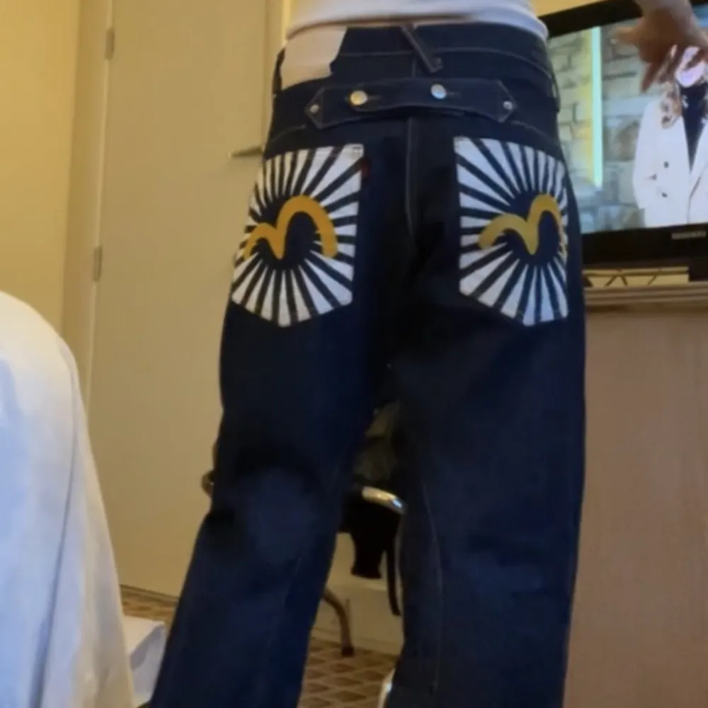 Säljer mina favvo evisu jeans! dom kommer inte till användning längre men har absolut inga defekter och är väldigt bekväma. midjemått: 82 innerbenslängd är cirka 80. Min storlek är S. Lägg bud eller skriv om du är intresserad!. Jeans & Byxor.