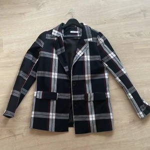 Rutig kavaj - Jätte fint skick. Knappt använd