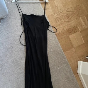 Djerf avenue Dream dress maxi  - Superfin klänning från djerf avenue i cupro-material. Jag är 176 och klänningen är forfarande maxi på mig. Använd 2 gånger och i superfint skick.  Storlek S