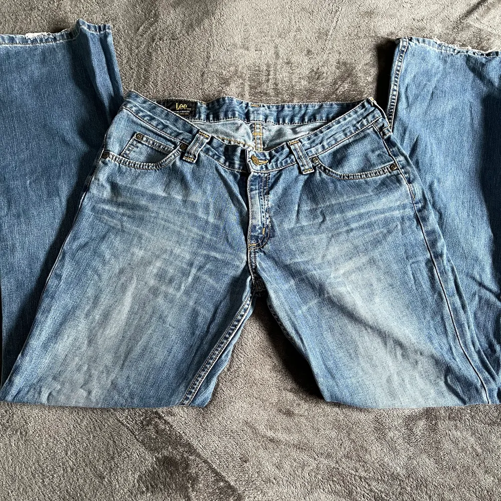 Säljer nu min mammas jättefina gamla Lee lågmidjade jeans från början av 2000-talet, i fint begagnat skick! 🤩Köparen står för frakt.. Jeans & Byxor.