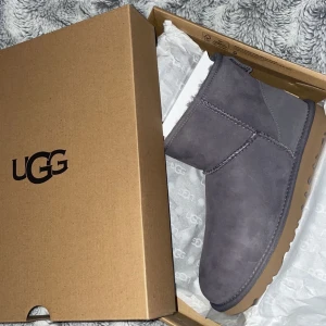 UGGS - Säljer nu mina fina fina uggs i färgen Shade. Köpta i februari detta året och knappt använda. Superfint skick med andra ord!  Säljer pga att jag knappt fått användning av dem. Nypris var ca 2000 kr. Pris kan diskuteras. Skriv för fler/egna bilder! 🥰