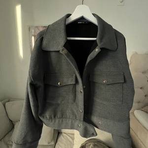 Jacka  - Fin jacka perfekt nu till hösten! Mjuk i materialet påminner lite om fleece. I nyskick, säljer för jag rensar ut ✨