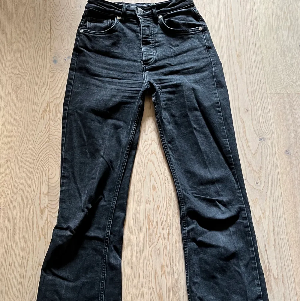 Svarta midwaist jeans från bikbok storlek 25/30 bra skick. Köparen står för frakten . Jeans & Byxor.