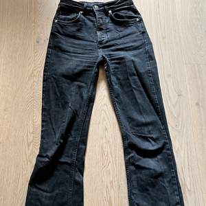 Svarta midwaist jeans från bikbok storlek 25/30 bra skick. Köparen står för frakten 