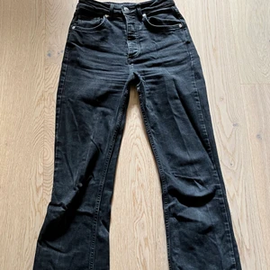 Midwaist utsvängda svarta jeans bikbok - Svarta midwaist jeans från bikbok storlek 25/30 bra skick. Köparen står för frakten 