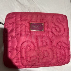 Marc By Marc Jacobs IPad fodral  - Så fint fodral som passar till liten dator eller iPad osv… lite svårt med dragkedjan annars som i nyskick. Knappt använd