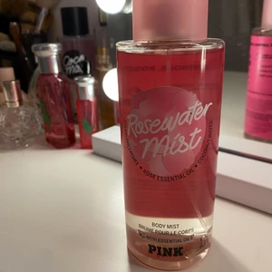 victoria secret  - har köpt den här rosewater misten på victoria secret PINK för 199kr å säljer den för 150 då jag använt parfymen typ 2 gånger. Doften passar inte in på mig så jag säljer den istället. 