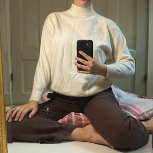 Tätstickad ull/akryl tröja  - Benvit polo i ull/akryl. Storlek XS/S. Inte stickig och mycket varm men samtidigt nätt och smidig att ha under jackan. 