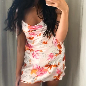 Blommig klänning - Klänning från zara