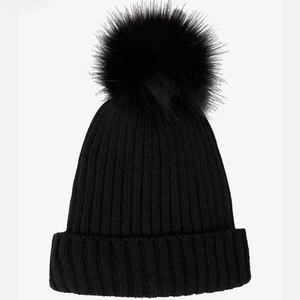 Mössa - Oanvänd mössa från Ellos. Faux fur. Helt i nyskick då jag fick hem den för bara några dagar sedan. Mössan är köpt på barnavdelningen därav kan storleken vara mindre än normalt.