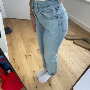 Levis jeans  - Levis ljusa straight jeans i fint skick. Storlek: W24 L28💙