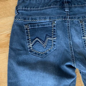 Lågmidjade vintagejeans🤩 - Bra skick, för små så säljer 