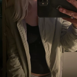 Bomberjacka  - Säljer min bomberjacka som är ifrån Rut och circle 💕
