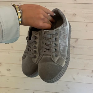 Grå sneakers - oanvända skor i sammet typ. Storlek 36