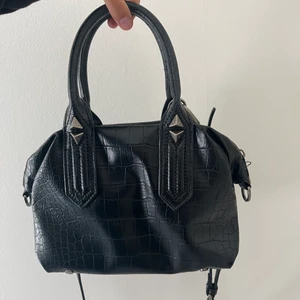 Zara väska  - Jättefin väska från zara i fint skick!  Högsta bud är 275kr + frakt.  Köp direkt för 350 + 76kr frakt❣️