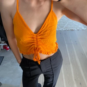 Linne - Linne med scrunch detalj från bikbok 🧡 Köpt för lite mer än ett år sedan, aldrig använd✨