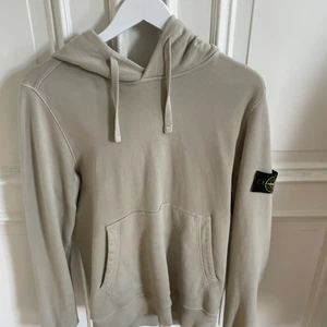 Stone island hoodie - Hoodie från stone island i bra skick! Använd fåtal gånger. Nypris 2699kr, säljer för 1000kr