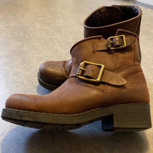 Boots från Urban projekt  - Låga boots i brunt skinn, storlek 36. Jättefina och väldigt bekväma. Funkar inför alla säsonger! 