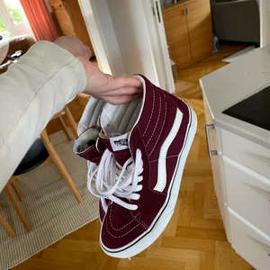 Höga vans  - Så snygga och höstiga vinröda höga vans! kommer inte till användning tyvärr👎🏼 storlek 40 1/3 men passar mig som vanligtvis har 39-40 🥰typ använda 3 ggr och jättefint skick, köpa för 900+ på zalando❤️skriv för fler bilder