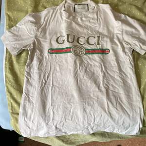 Gucci tshirt  Strl M Använd ett par gånger A kopia