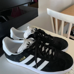 Adidas gazelle skor stl 38 - Endast använda 2 gånger! Har dock inte kvar skokartongen🫶🏾