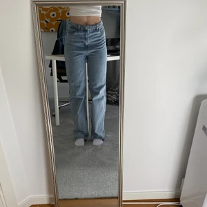 Shein jeans i strl 34 - Shein jeans som är använda ca 2 ggr, är långa och fina i benen och är i bra kvalitet för att vara shein. Ljusblåa jeans som är köpa i våras, bra skick och säljer dessa då de ej kommer till användning längre💕 säljer för 80 kr (köpare står för frakt)