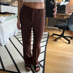 Straight kostymbyxor  - Supersuperfina kostymbyxor från monki!! Har en storlek större så man kan ha som lågmidjade 🤤