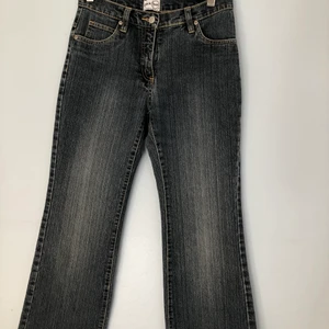 Jeans - Ett par jätte fina lågmidjade och flared jeans! Lite för korta på mig som är 165-168!