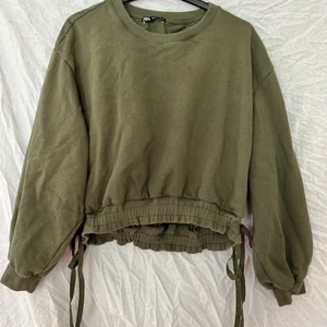 Militärgrön topp - En militärgrön topp i bomull, skjort material på baksidan. Storek S, använd 1 gång. Normal i storlek, lite pösig som modell.