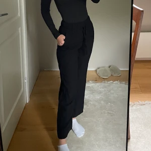 Linne byxor - Svarta linnebyxor i storlek xs aldrig andvända.   Frakt ingår ej :) 