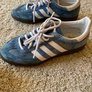Blåa adidas skor originals, handball spezial i storlek 40. I nyskick! Personen som han budgivning drog sig ur! 