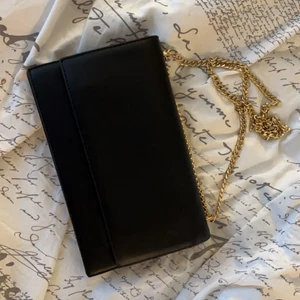 Helt oanvänd. 100 kr - Helt oanvända! Svart skinn med guldkedja. 100 kr 