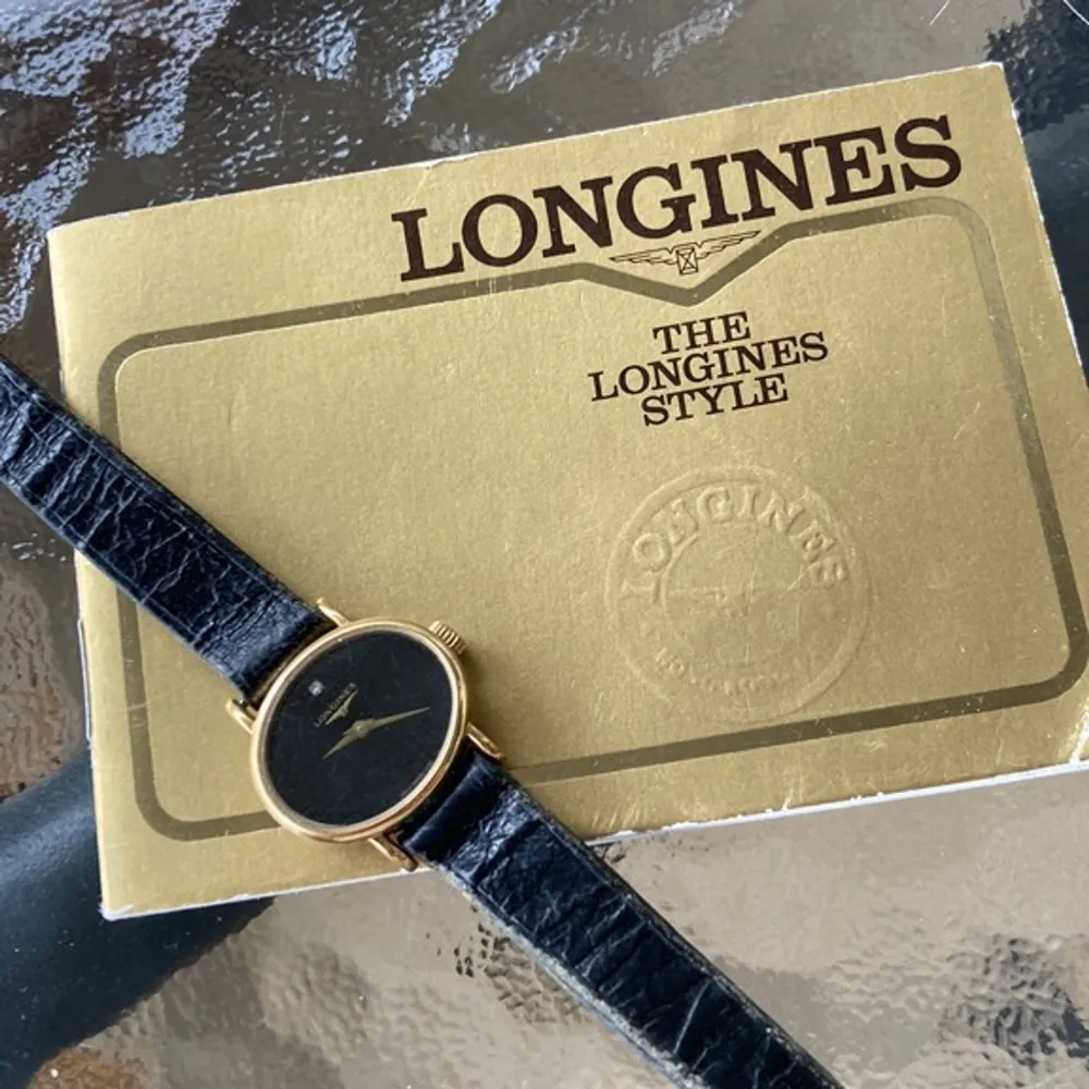 Vintage klocka från Longines som är guld.  Pappret bakom klockan är äkta certifikat. Fullt fungerande , frakt ingår ej! (Pris diskuteras) . Övrigt.