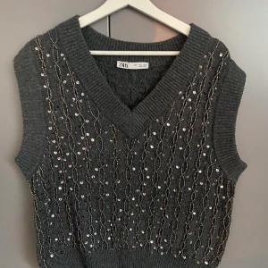 Zara glitterväst  - Glitterväst från Zara. Storlek S. Köpare står för frakten 