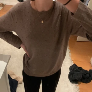 En stickad tröja - Tröjan är från Kappahl och är knappt använd🥰 Den har en lilabrun färg och är stickad💖💙 Jag köpte den för 400 kr och har en mjukt material