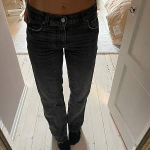 Lågmidjade grå/svarta jeans från zara i storlek 34. Använda men ändå i bra skick. säljer även blåa!
