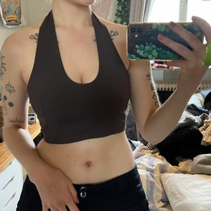 Topp - Supersöt stretchig halternecktopp som säljes då den är för liten för mig över bysten (har 65G). Uppskattas till storlek XS/S. Möts upp i Stockholm eller skickar mot fraktkostnad <3