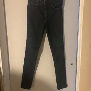 Jeans  - Stretchiga jeans i storlek 28 Litet hål på framsidan Säljer billigt pga hålet Köparen står för frakten, betalning via Swish!