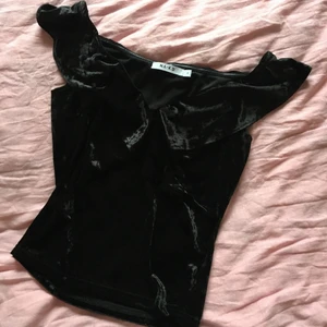 Sammetstopp, strl S - Festlig top i sammetsmaterial med krage, från NA-KD. Man kan bära den off shoulder. Använd 2 gånger. Storlek S