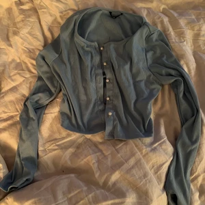 Cardigan - Blå cardigan från Shein. Strl S.  Pris: 20kr + frakt Dm för fler bilder! 😙 (postad 14/09/22) 