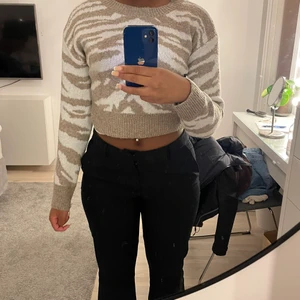 Stickad tröja - Stickad tröja som har ett zebra liknade mönster. Är i fint skick och super mysig nu till hösten.