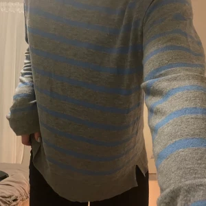 Grå och blå randig tröja  - Säljer denna fina topp från Zara. Andvänd ett fåtal gånger🌸💕